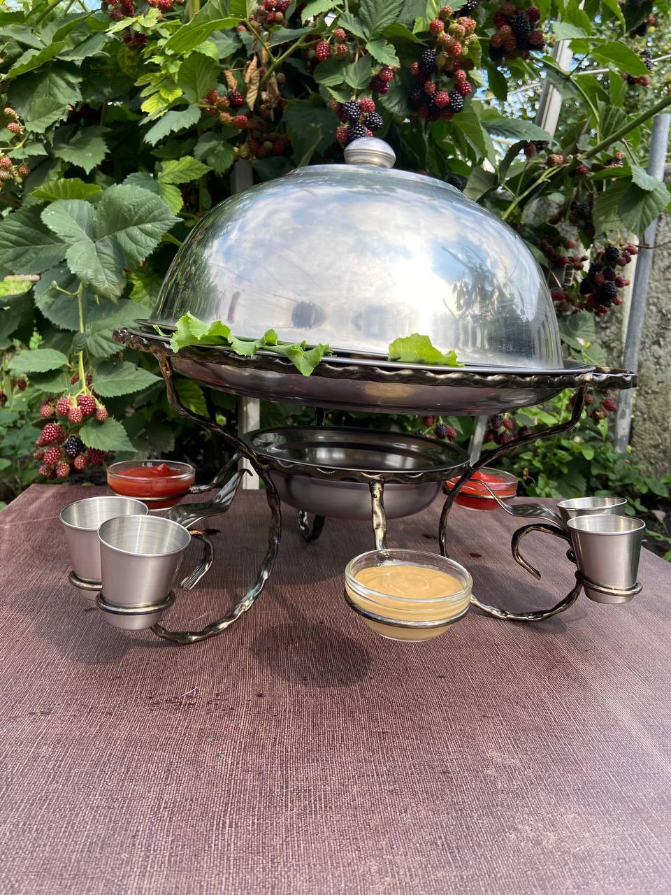 Садж для підігріву шашлика з соусницями і стопками 36 см та щипці - фото 6