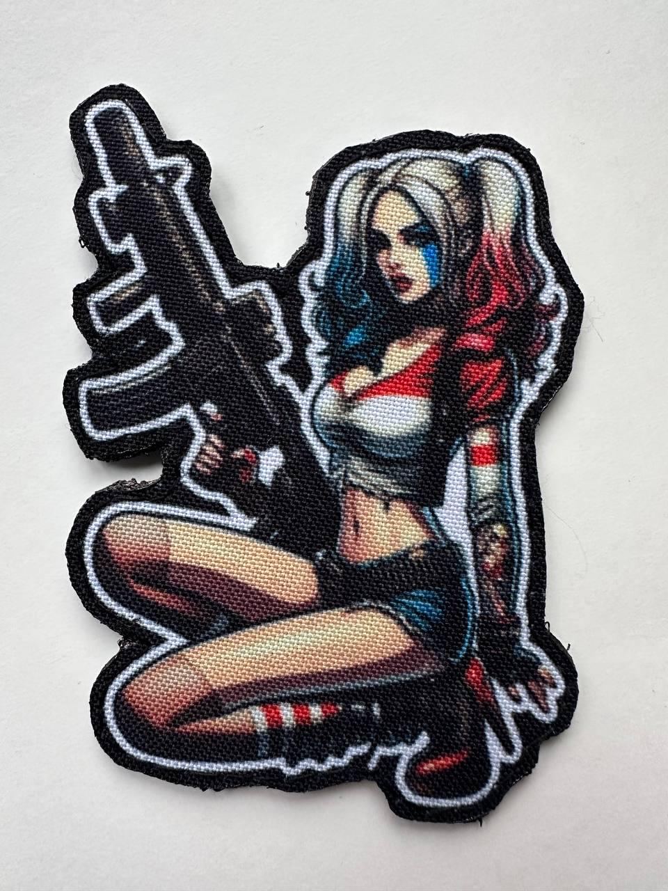 Шеврон Девушка Harley Quinn с автоматом фигурная на липучке (HARLEY_QUINN2)