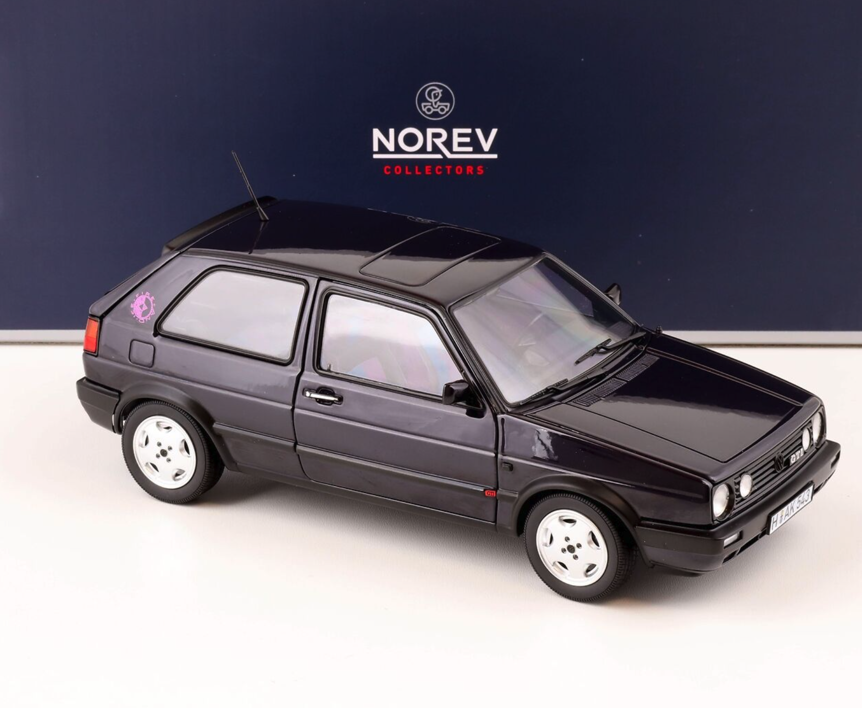 Модель автомобиля Norev 1:18 Volkswagen Golf 2 GTI Fire and Ice 1991 Violett Metallic (188558) - фото 2