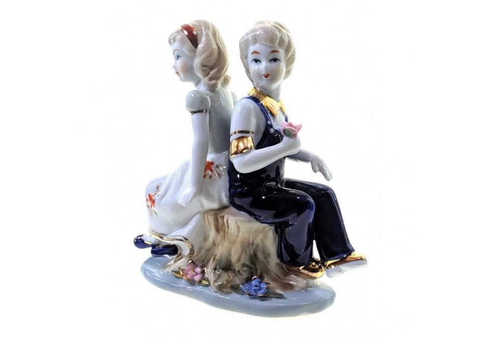 Статуэтка Мальчик с девочкой фарфоровая 15х14,5х6 см (28024)