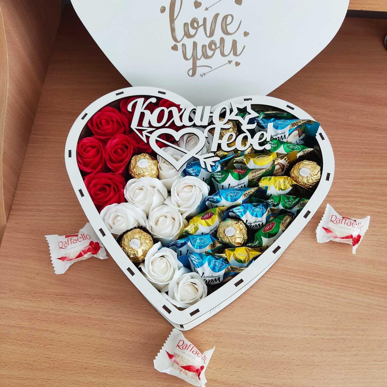 Подарочный бокс в форме сердца с конфетами и розами для девушки на день рождения/день влюбленных/8 марта (ar82)