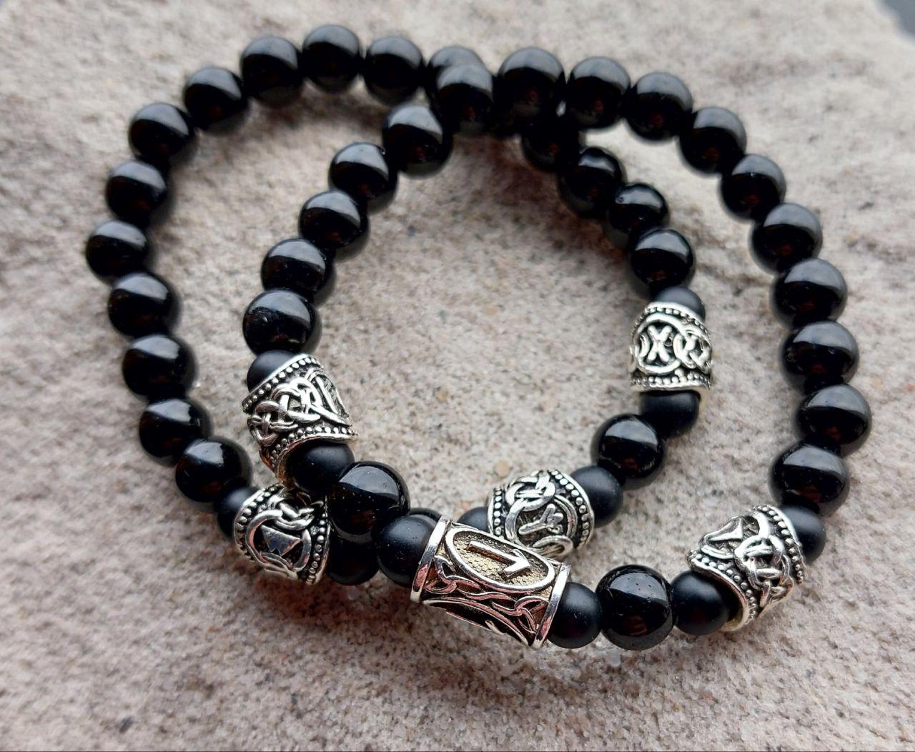 Браслет LITAURS из натуральных камней черный агат и металлическими вставками рунами М 15-17 см (250201)