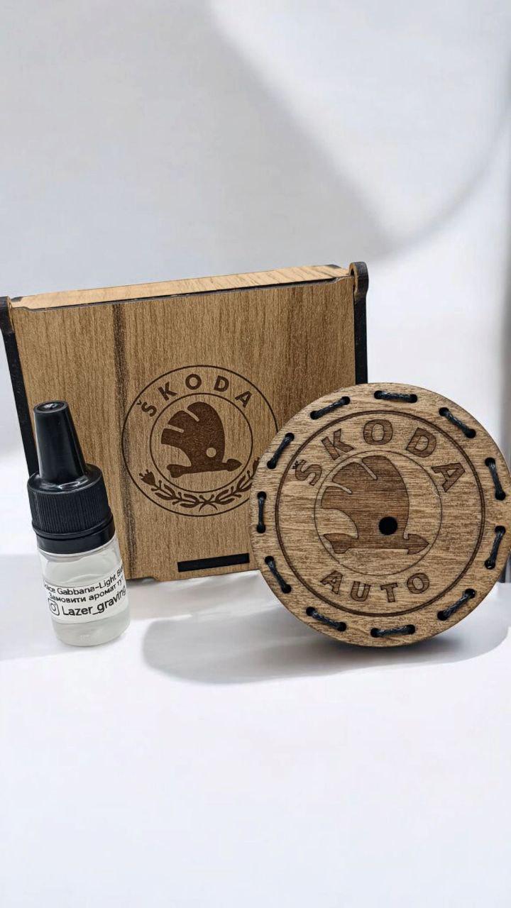 Ароматизатор в дифлектор для авто Skoda Auto из войлока и аромапарфюм 5 мл (77) Ароматизатор в дифлектор для авто Skoda Auto из войлока и аромапарфюм 5 мл (77)