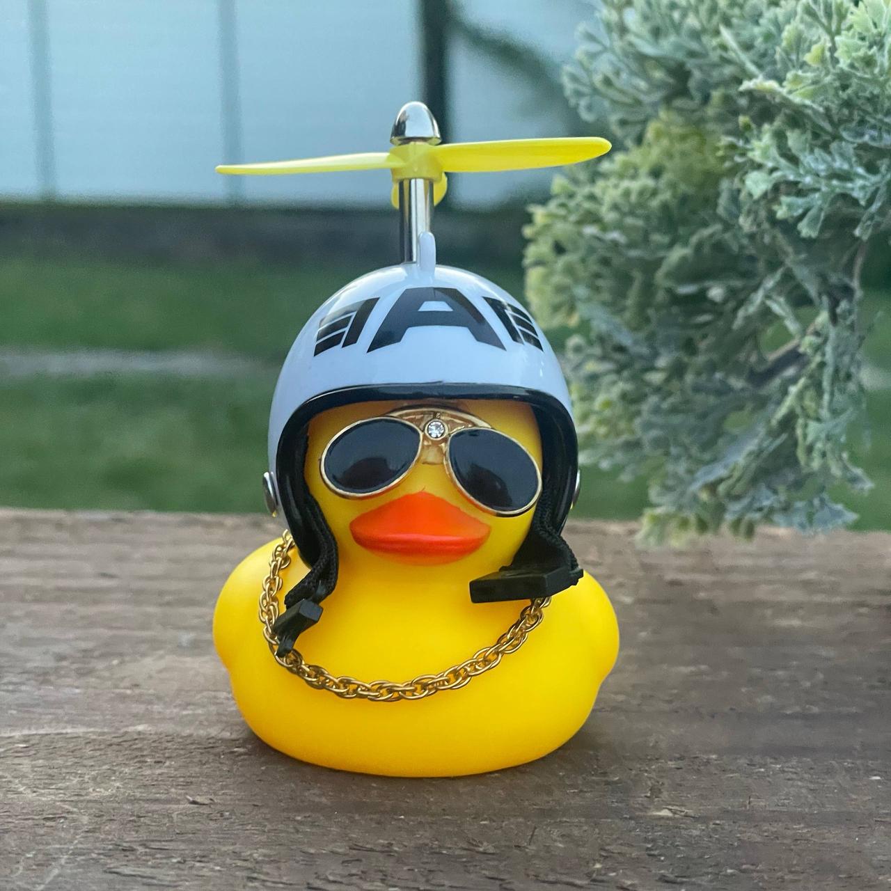 Утка в очках на торпеду машины (DC039) Утка в очках на торпеду машины (DC039)