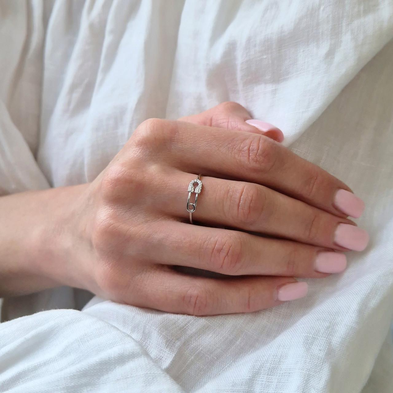 Каблучка булавка в білих каменях срібло 925 проби родоване 0,80 г р. 18 (4324р) - фото 7 Каблучка булавка в білих каменях срібло 925 проби родоване 0,80 г р. 18 (4324р) - фото 7