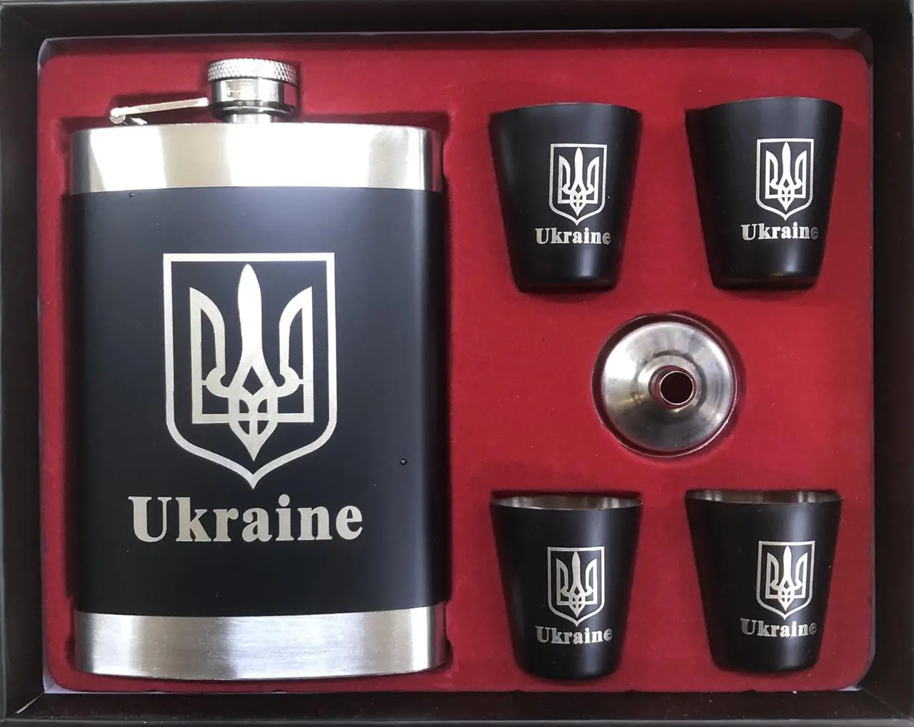 Подарочный набор UKRAINE FLG 55/405 фляга и стопки (30151369ER) Подарочный набор UKRAINE FLG 55/405 фляга и стопки (30151369ER)