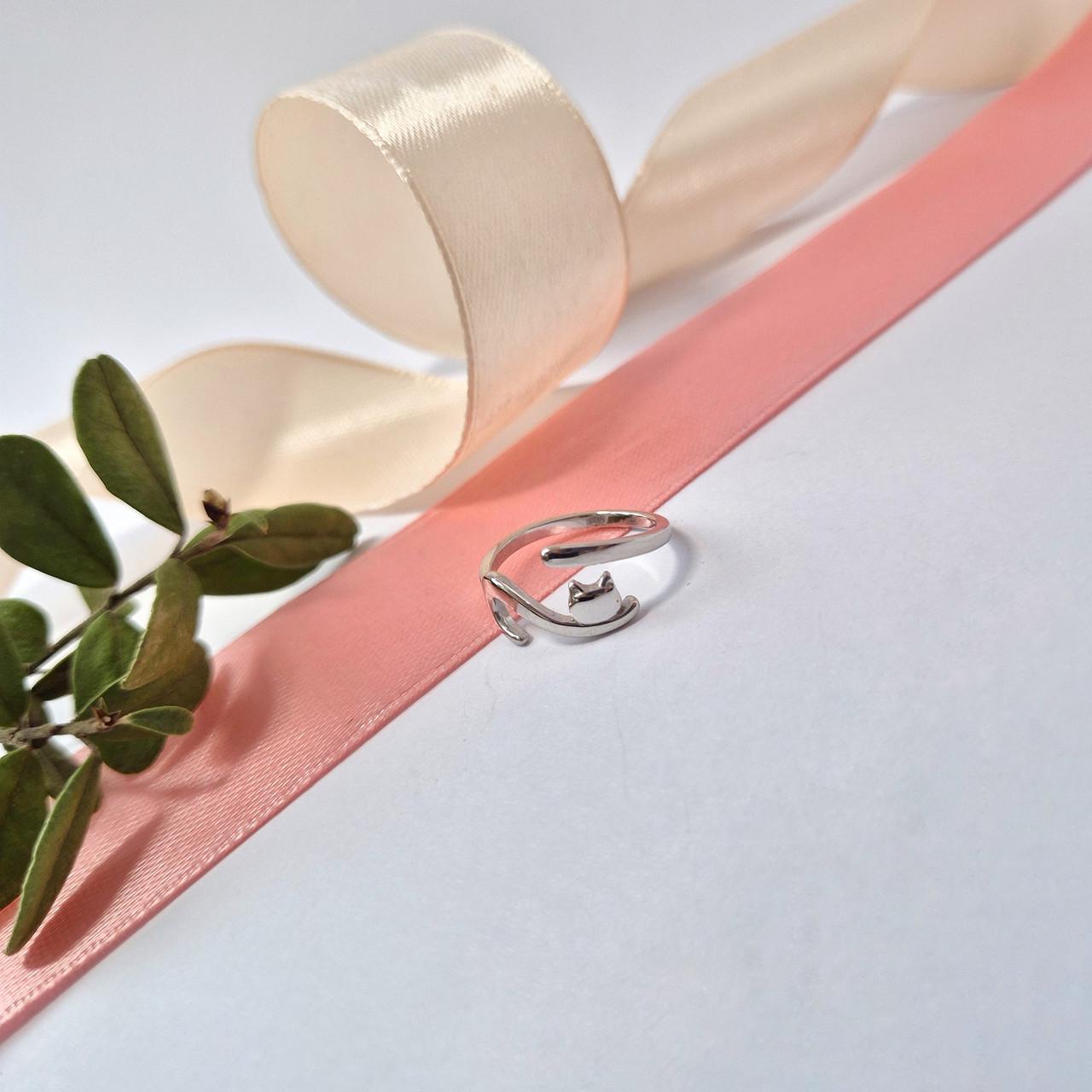 Кольцо без камней милая кошечка серебро 925 пробы родированное 1,52 г р. 15 (вс255р)