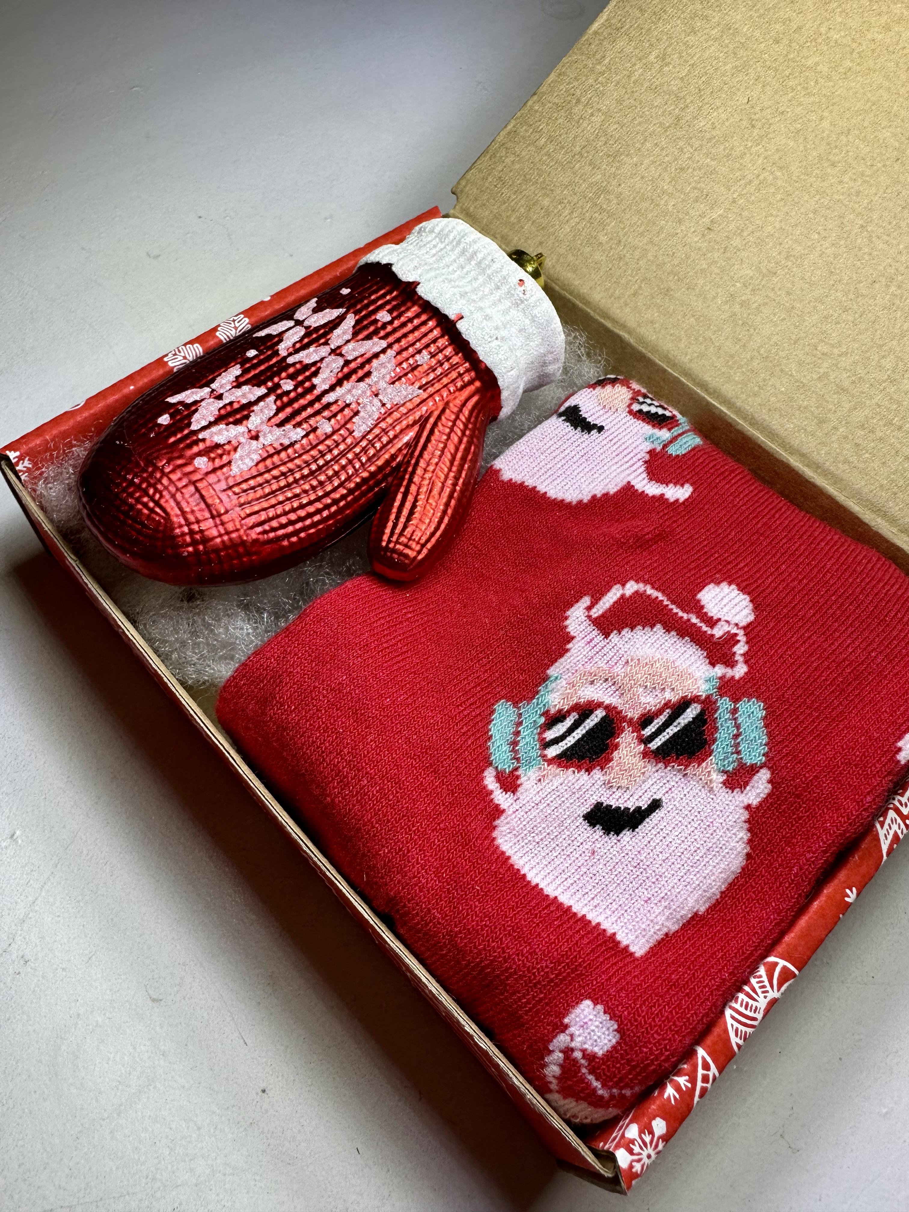 Подарунковий бокс з новорічними шкарпетками і іграшкою (13479880)