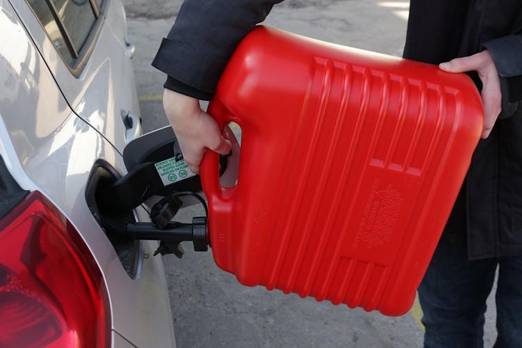 Каністра Petrol 20 л для бензину та дизельного палива з лійкою пластикова (021) - фото 3