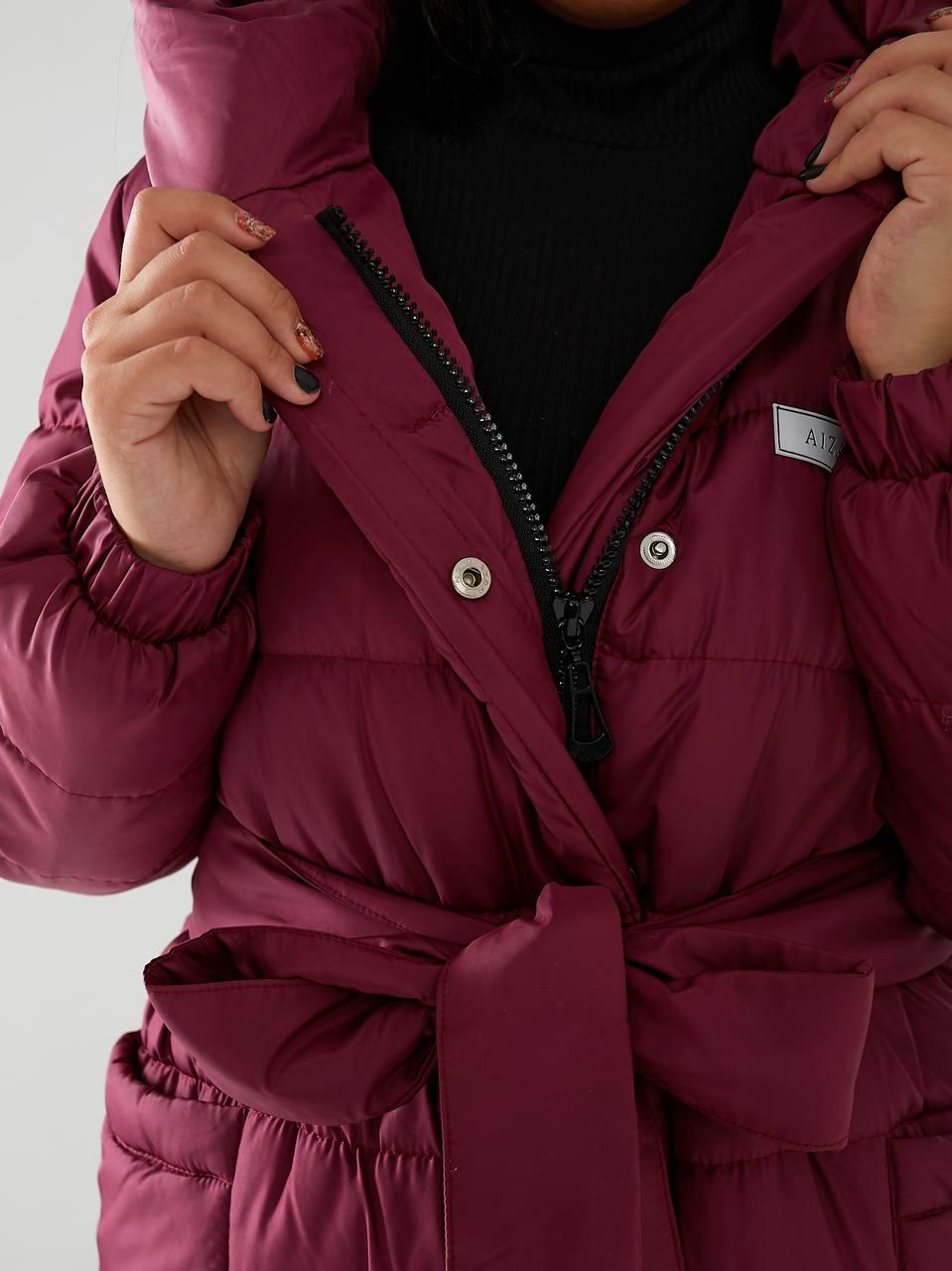 Пуховик довгий Аiza А032 на поясі кнопках блискавці та з капюшоном р. 46-48 Бордовий - фото 2 Пуховик довгий Аiza А032 на поясі кнопках блискавці та з капюшоном р. 46-48 Бордовий - фото 2