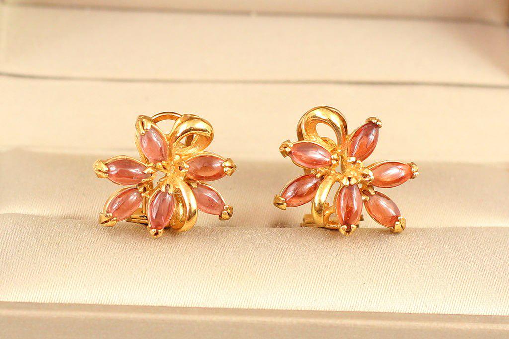 Серьги шесть камней с натуральным гранатом 1,6 см Золотистый (28834006)