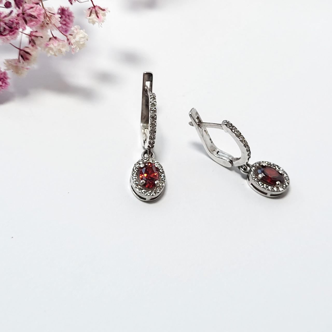 Серьги с подвеской с камнем имитирующим гранат серебро 925 пробы 3,26 г (21094)