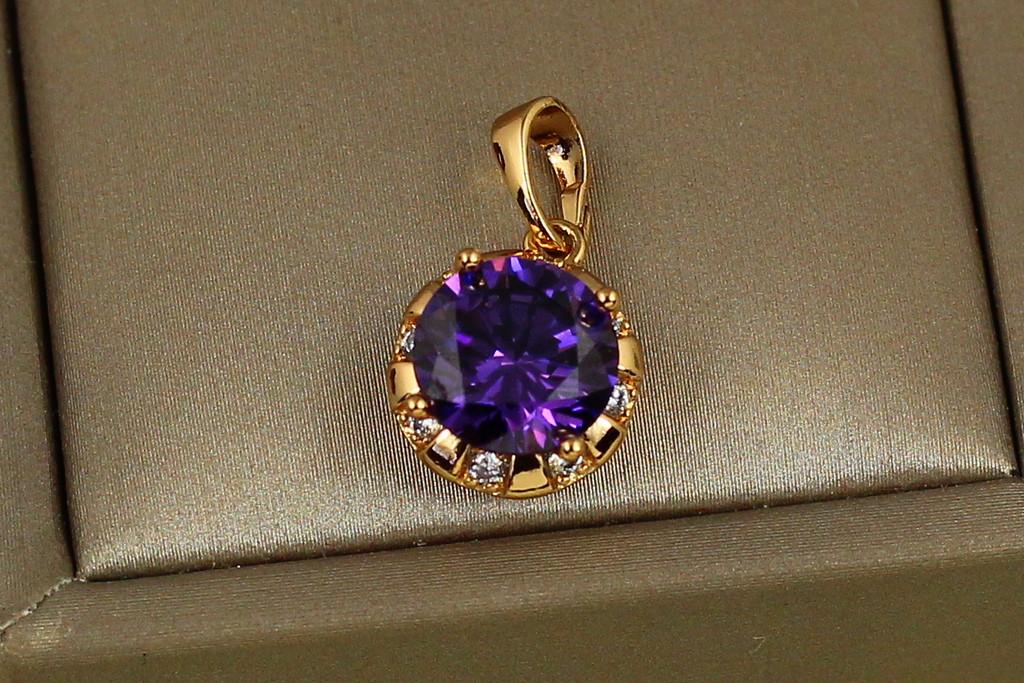 Кулон Xuping Jewelry Фиолетовый камень в оправе из белых фианитов 11 мм. Золотистый Кулон Xuping Jewelry Фиолетовый камень в оправе из белых фианитов 11 мм. Золотистый