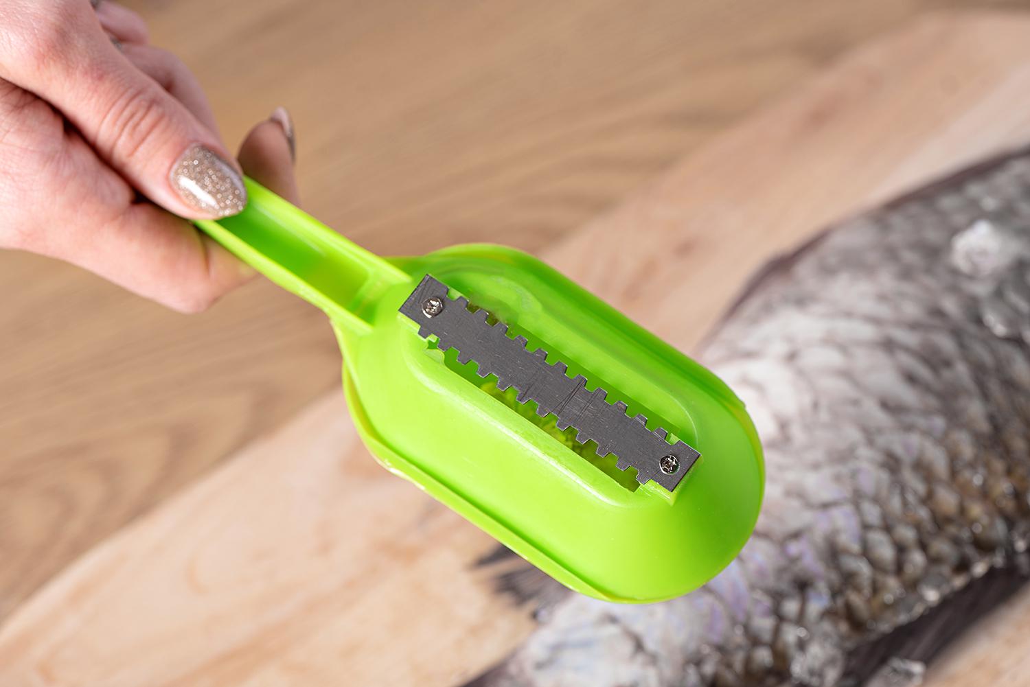 Рыбочистка пластиковая с контейнером 20 см Зеленый - фото 3