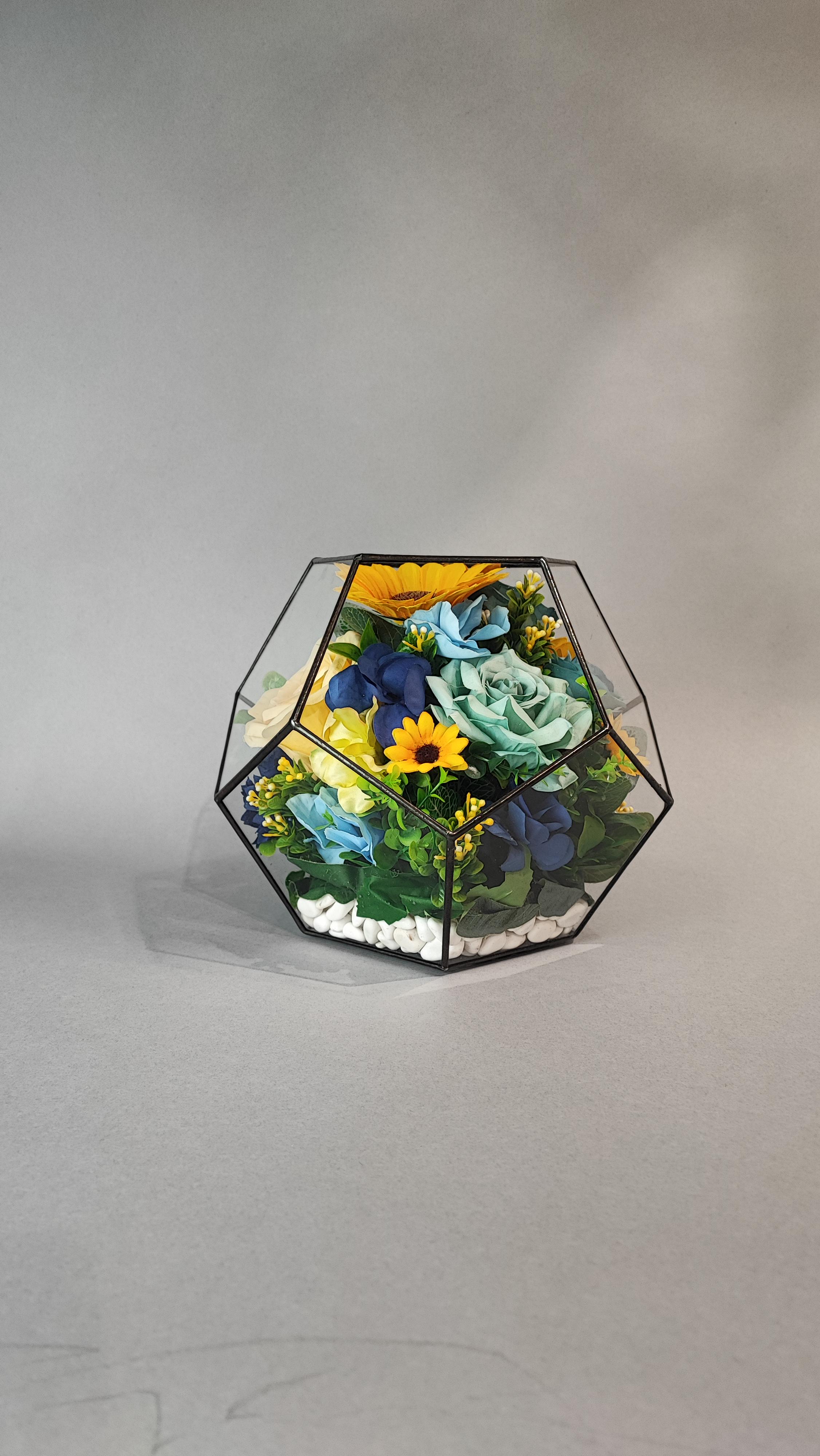 Искусственные цветы скорби траурные ритуальные под стеклом С Украиной в сердце мяч 24х24х24 см