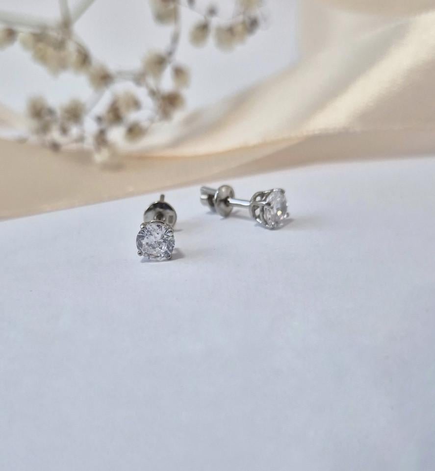 Серьги гвоздики на закрутках с синим камнем 5 мм серебро 925 пробы родированное 1,18 г (72236б)