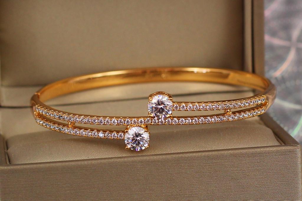 Браслет бенгл Xuping Jewelry Поцілунок з білим камінням 60 мм 15 мм на руку від 17-19 см Золотистий