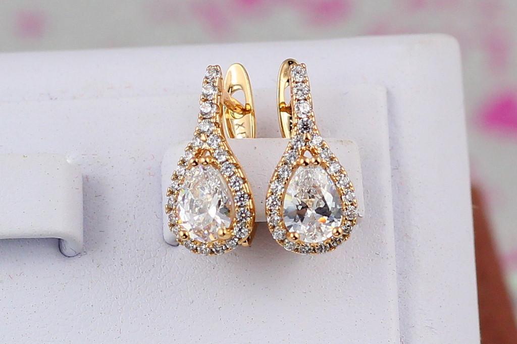Серьги Xuping Jewelry маленькая белая капля в ободке из камней 1,7 см Золотистый