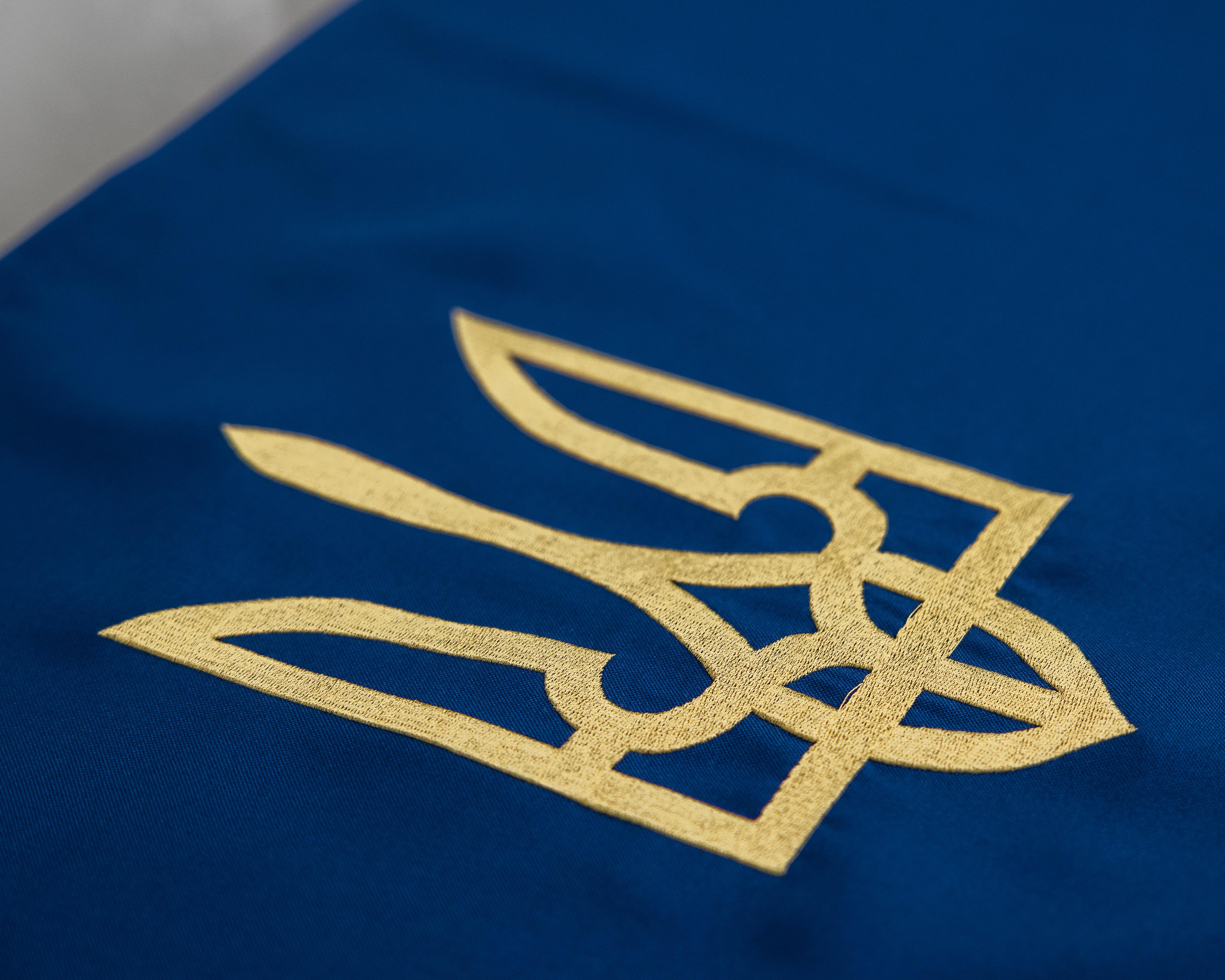 Флаг Украины с Трезубцем с петлями и карманом для крепления 90х140 см (0002374) - фото 3 Флаг Украины с Трезубцем с петлями и карманом для крепления 90х140 см (0002374) - фото 3