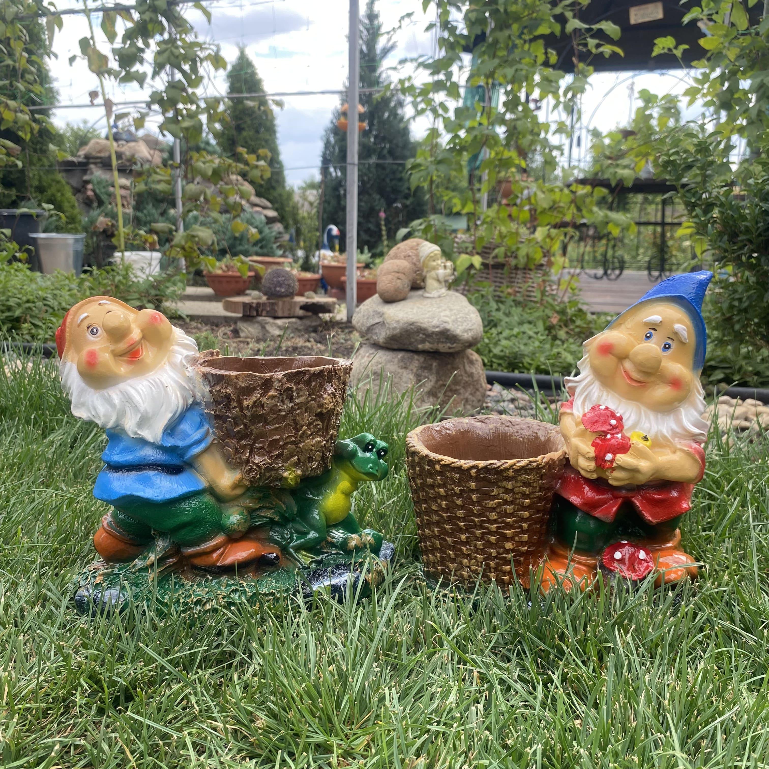 Комплект садових фігур-кашпо Гном із жабкою 23×21×13см та Гном із кошиком 23×21×11см (4427)