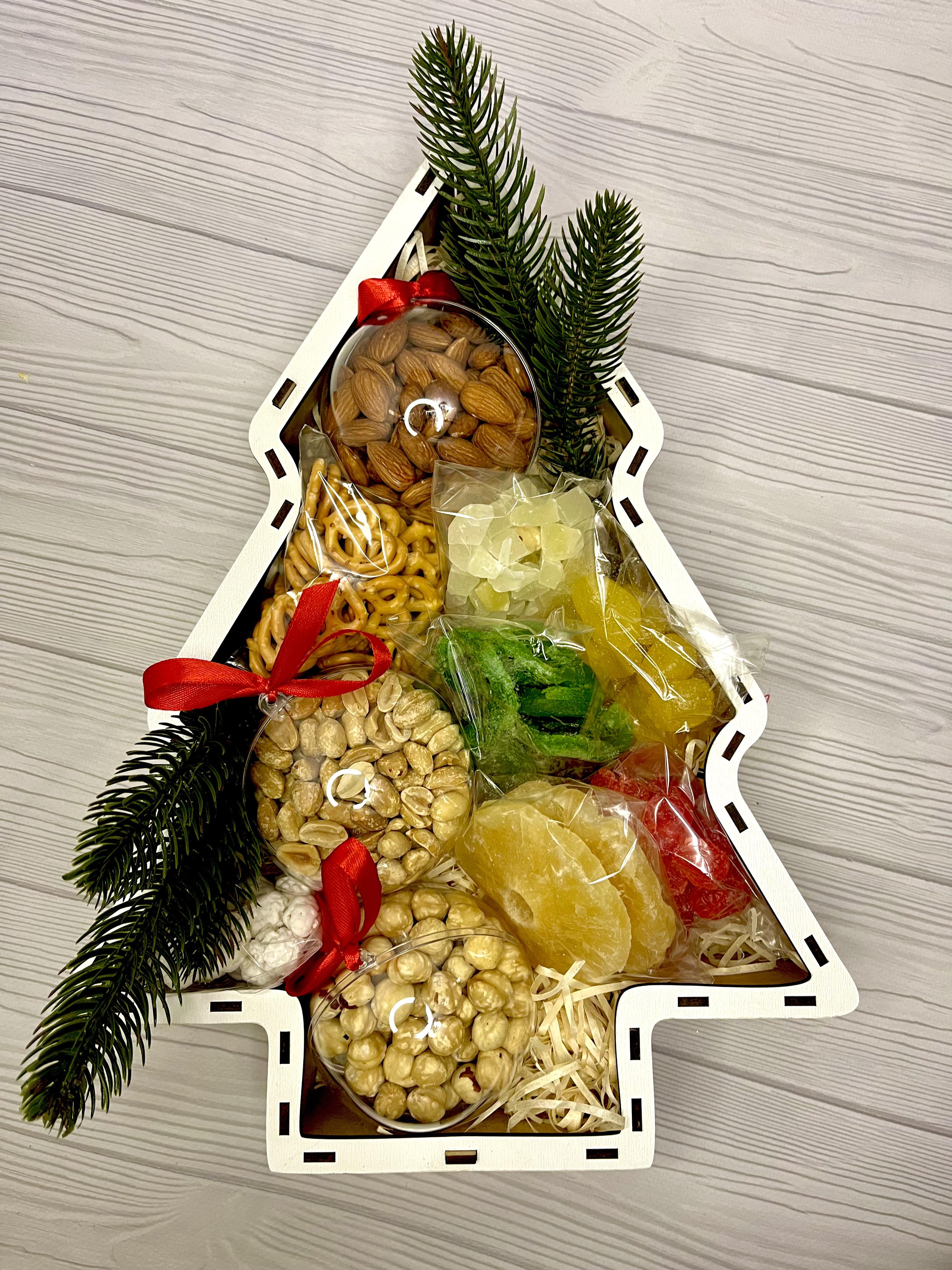 Подарунковий бокс Ялинка з горіхами і сухофруктами (B10002NY)