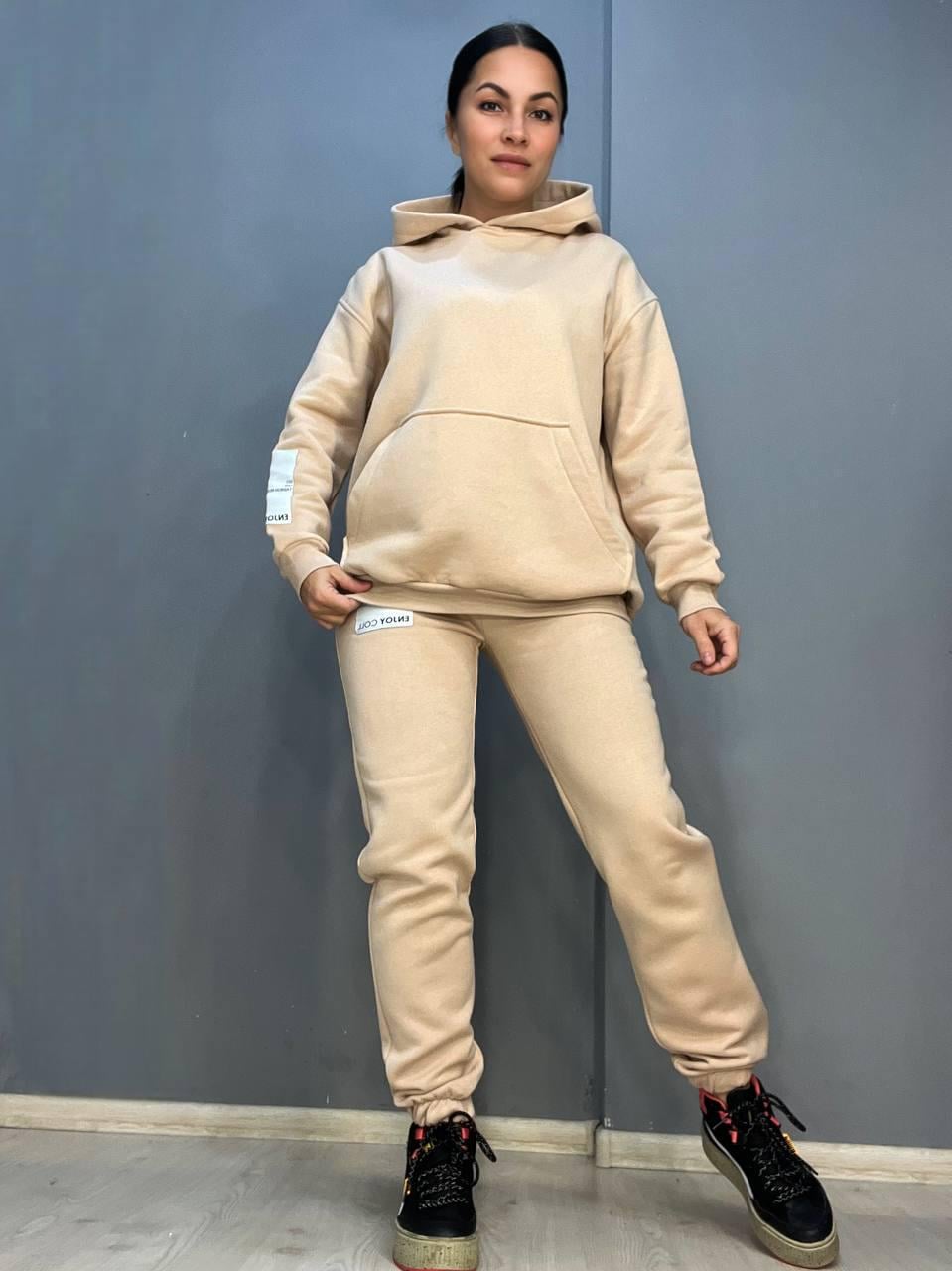 Костюм женский ENJOY 2920 худи с капюшоном брюки флис S Бежевый (722)