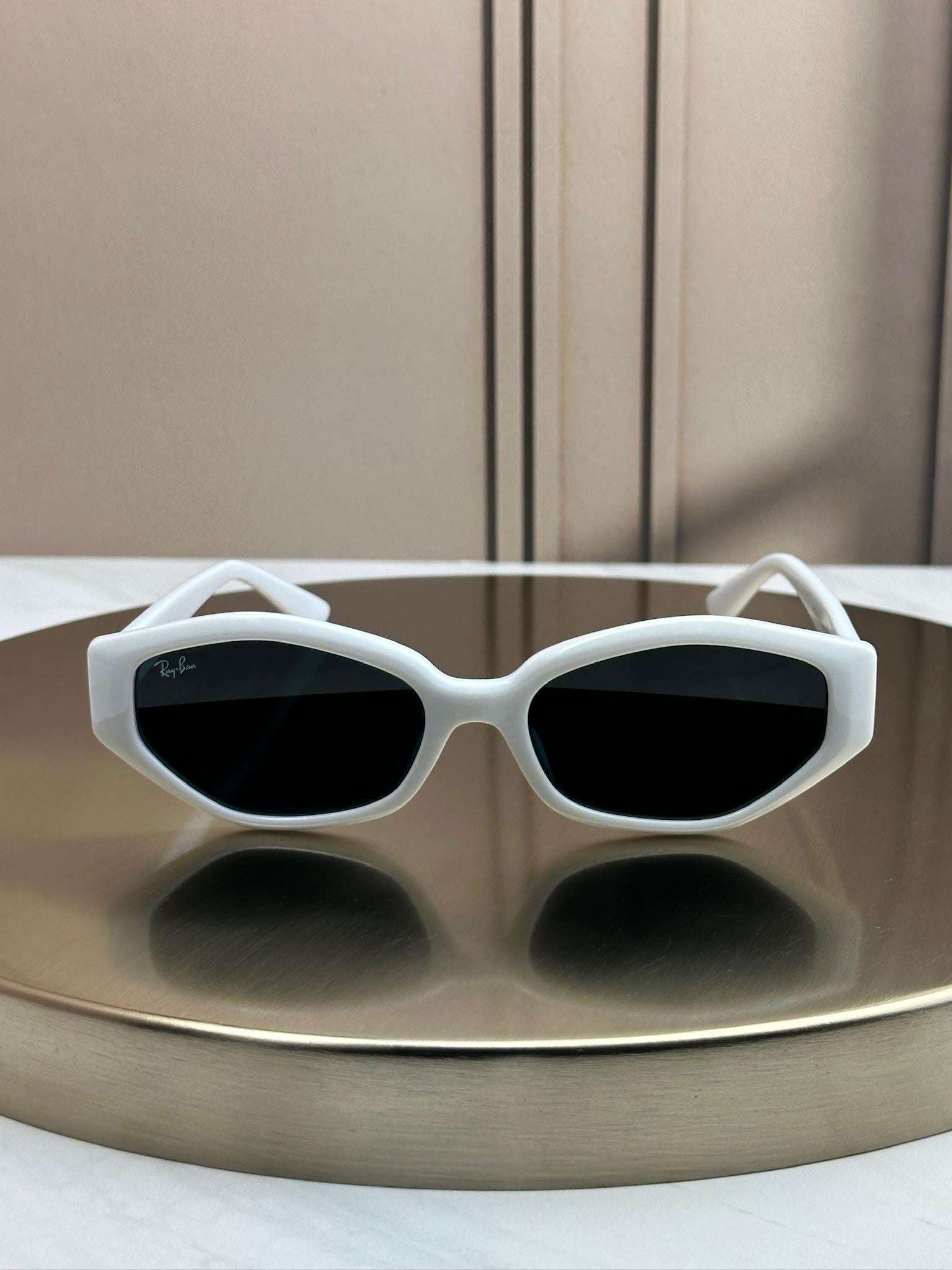 Солнцезащитные очки RAY-BAN RB4473 темно-серая черная линза женские Белый