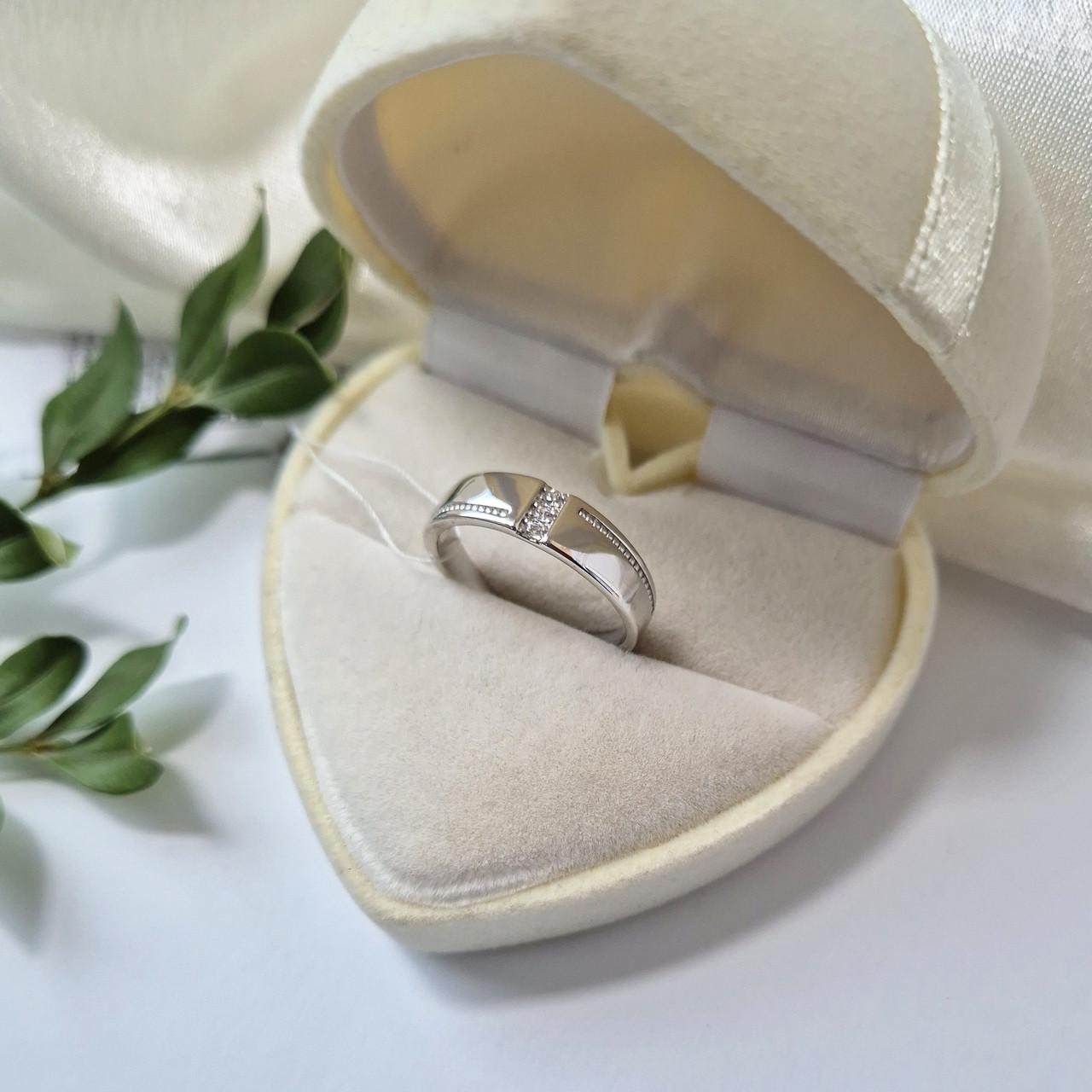 Кольцо с белыми камнями серебро 925 пробы родированное 2,80 г р. 18 (4663р)