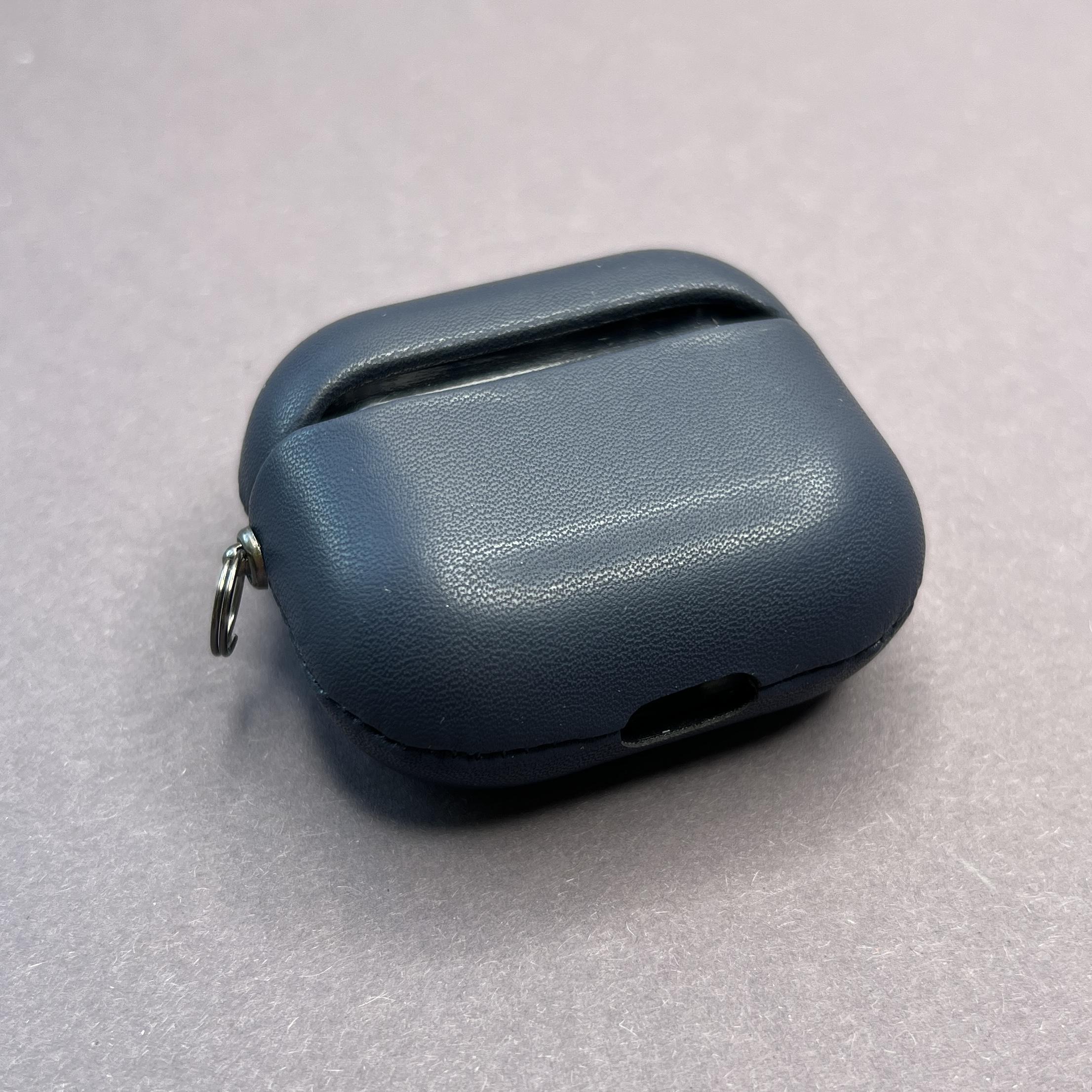 Чехол Leather Nappa для Apple Airpods 3 с карабином противоударный кожаный - фото 2