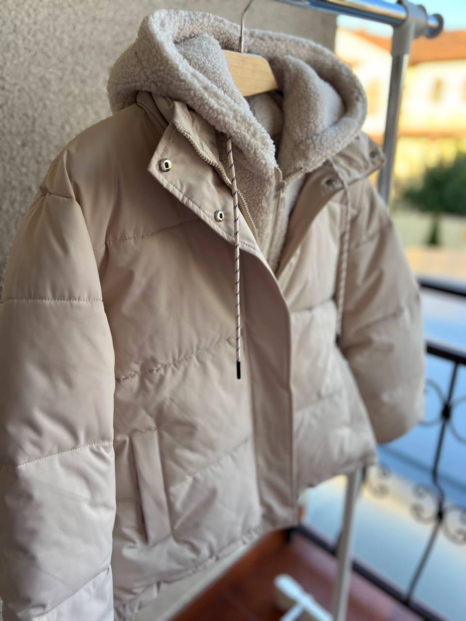 Куртка женская Lady Yep 8096 оверсайз с капюшоном и мехом тедди р. 44 Бежевый (3003) - фото 2 Куртка женская Lady Yep 8096 оверсайз с капюшоном и мехом тедди р. 44 Бежевый (3003) - фото 2