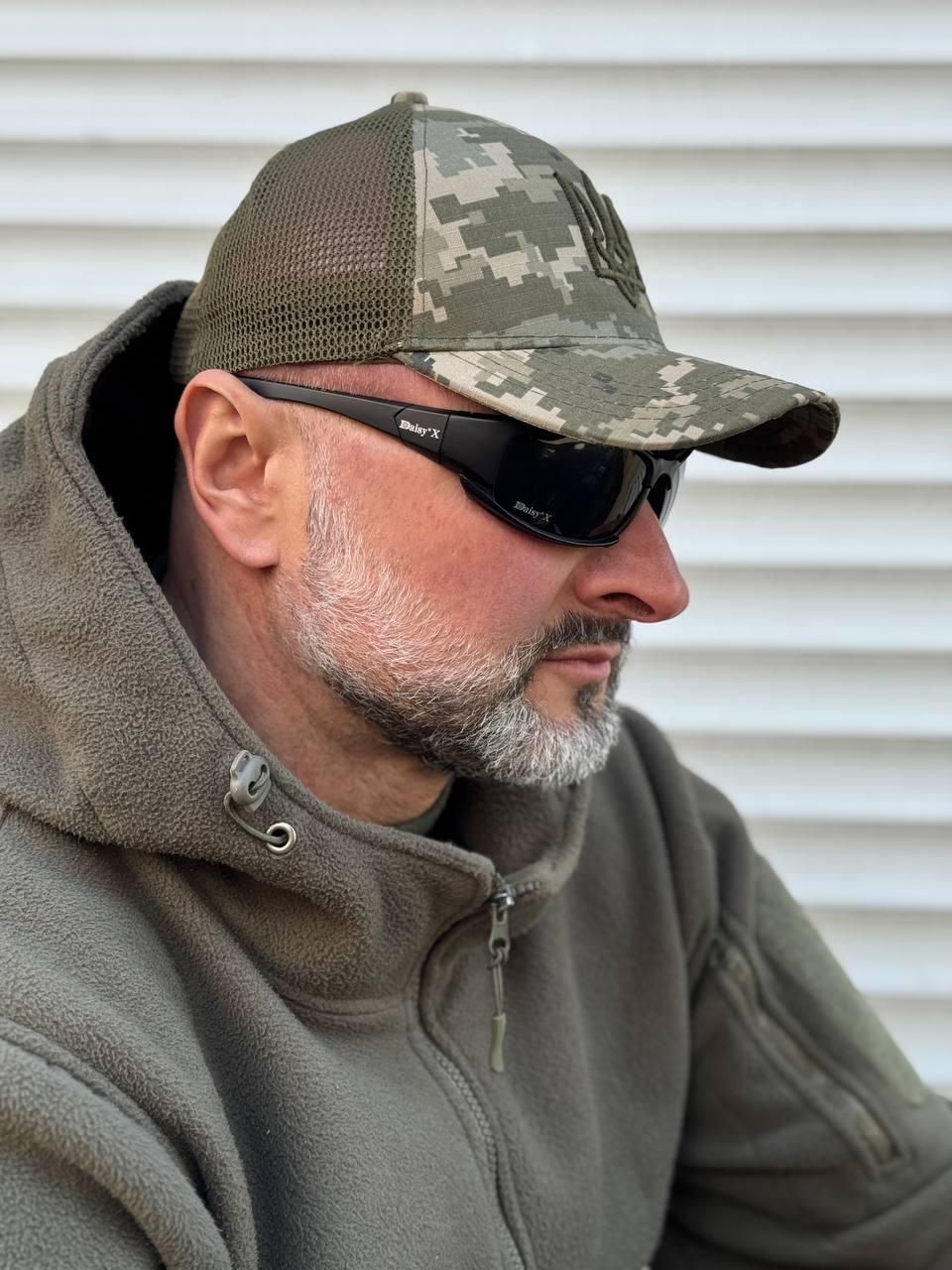 Бейсболка с вышивкой Герб и сеткой 56-60 см Пиксель (0959)