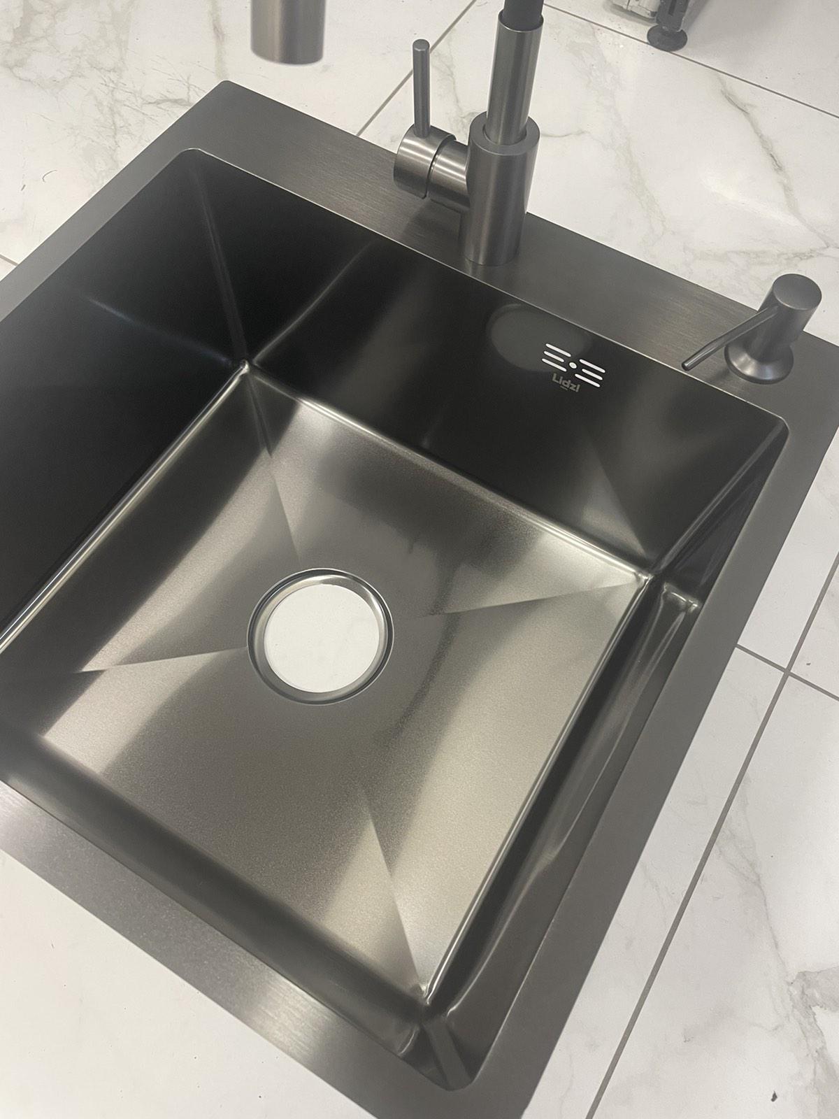 Мойка кухонная Lidz 5050 Черный/смеситель для кухни Kraft гибкий Черный - фото 2 Мойка кухонная Lidz 5050 Черный/смеситель для кухни Kraft гибкий Черный - фото 2