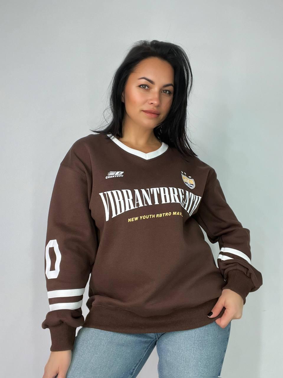 Свитшот женский A-N 25047 оверсайз вырез поло с надписью впереди OS Коричневый (3730) - фото 9 Свитшот женский A-N 25047 оверсайз вырез поло с надписью впереди OS Коричневый (3730) - фото 9