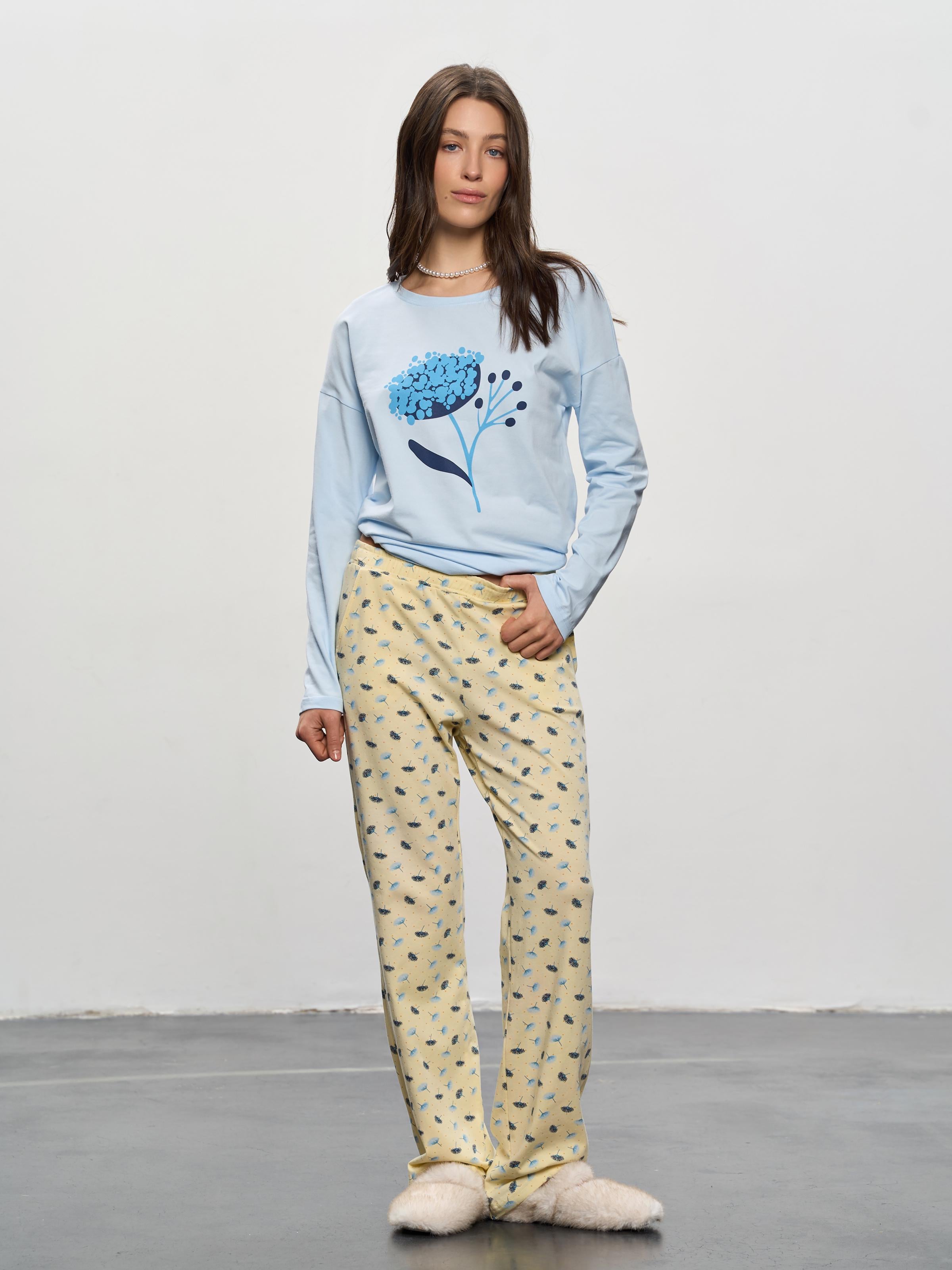 Комплект домашний женский лонгслив и штаны ROZA 250914 L Светло-голубой/Желтый в одуванчики (4824005751851)