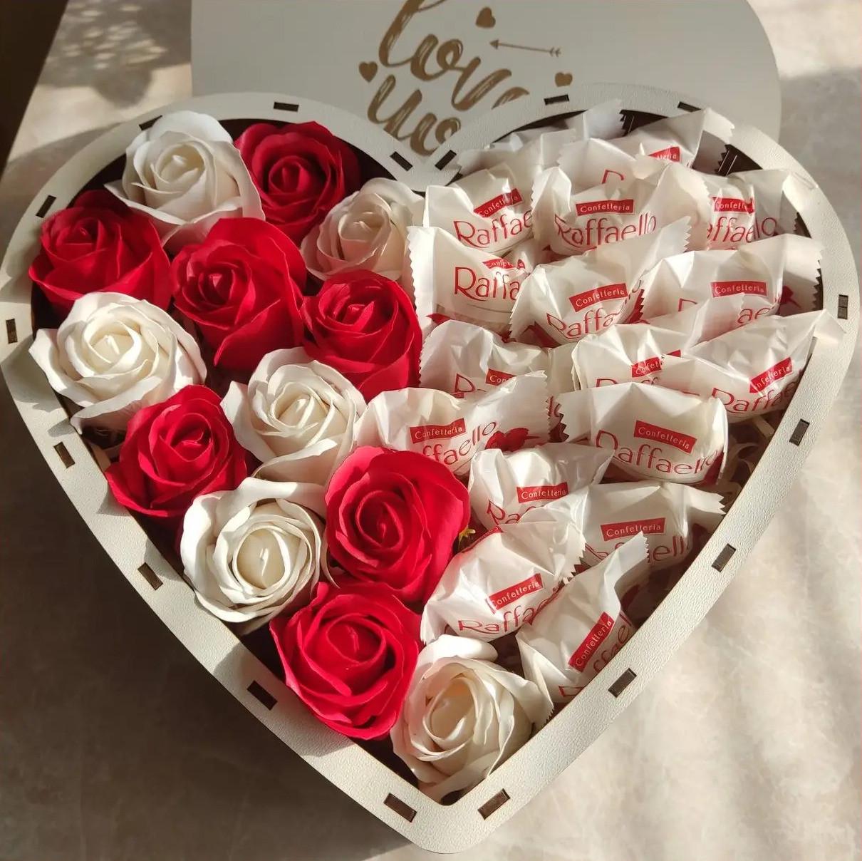 Подарочный набор в форме сердца из конфет и роз для девушки на день рождения празник новый год/день влюбленных/8 марта )ar10)