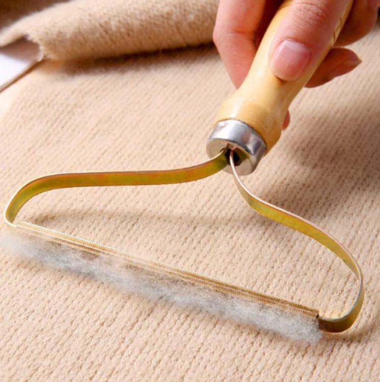 Щетка-бритва для удаления катышек и ворса из вещей дерево/Медный 14х13 см (126290) - фото 3 Щетка-бритва для удаления катышек и ворса из вещей дерево/Медный 14х13 см (126290) - фото 3