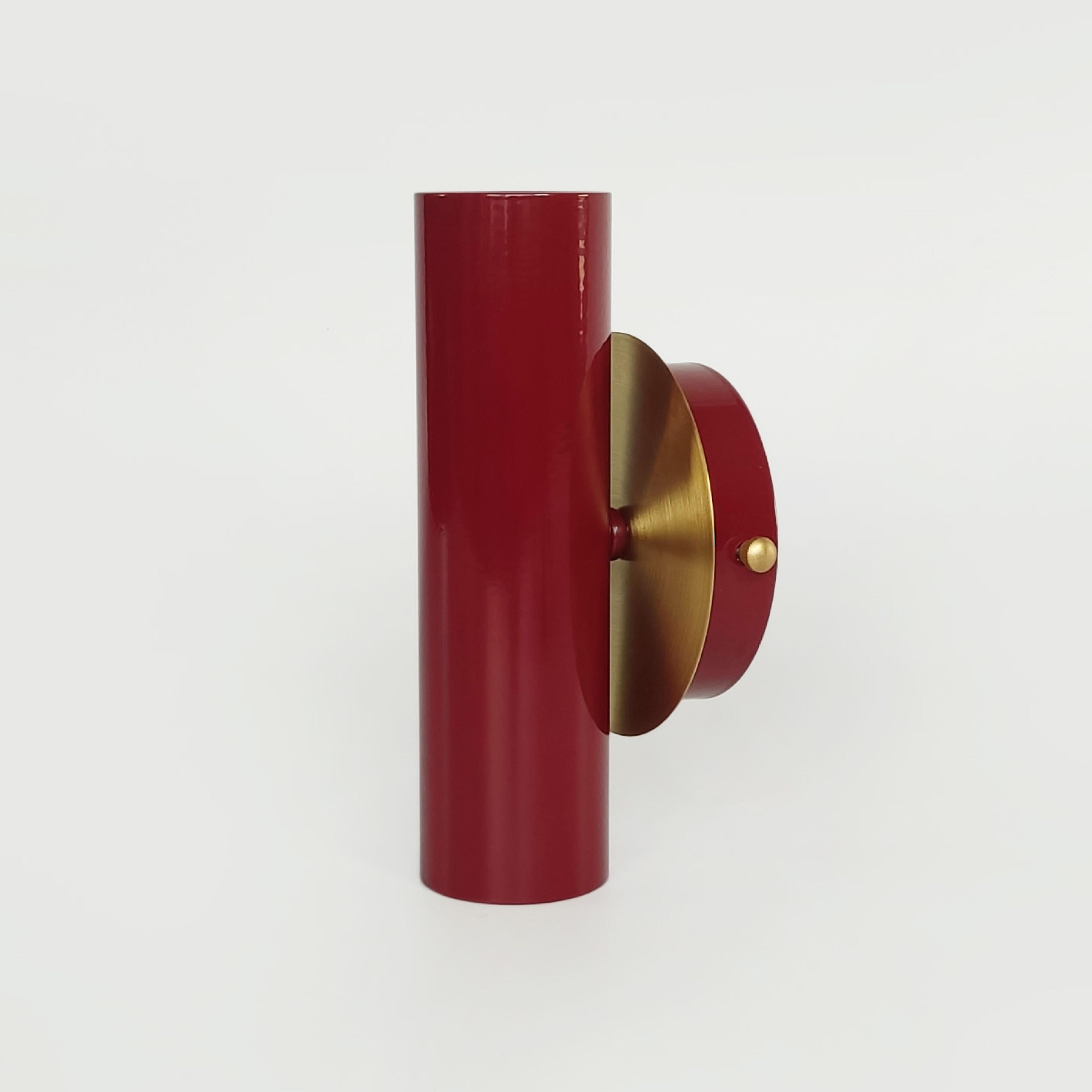 Настенный двойной светильник Gaff Design с деталями из латуни для ванной или спальни Бургунди (BRASS5) - фото 1 Настенный двойной светильник Gaff Design с деталями из латуни для ванной или спальни Бургунди (BRASS5) - фото 1