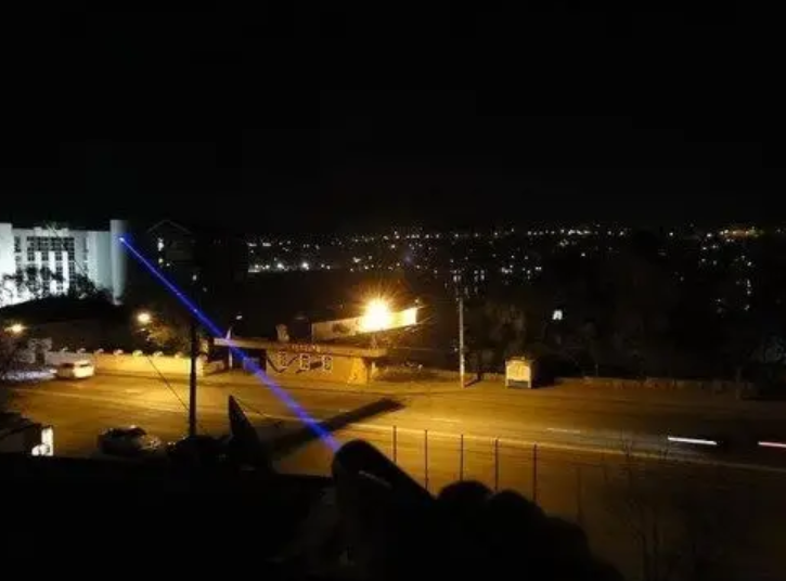 Лазерна указка UKC синій промінь до 50 км акумулятори 2х16340/5 насадок/металевий корпус 10000 мВт Чорний (22981457) - фото 9 Лазерна указка UKC синій промінь до 50 км акумулятори 2х16340/5 насадок/металевий корпус 10000 мВт Чорний (22981457) - фото 9