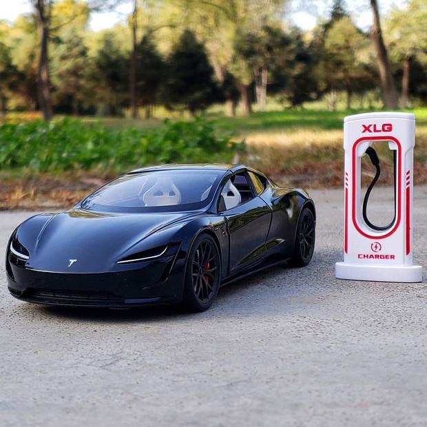 Машинка металлическая инерционная AutoExpert Tesla Roadster 1:24 с зарядной станцией (2588528914)
