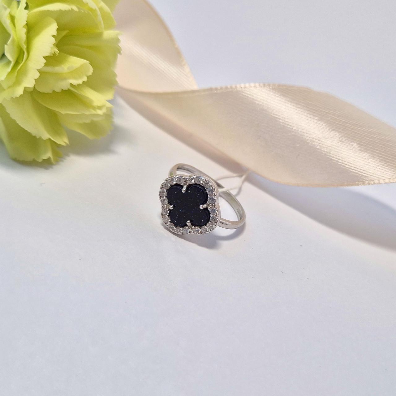 Кольцо клевер с авантюрином имитация серебро 925 пробы родированное 2,84 г р. 17,5 (19508р)