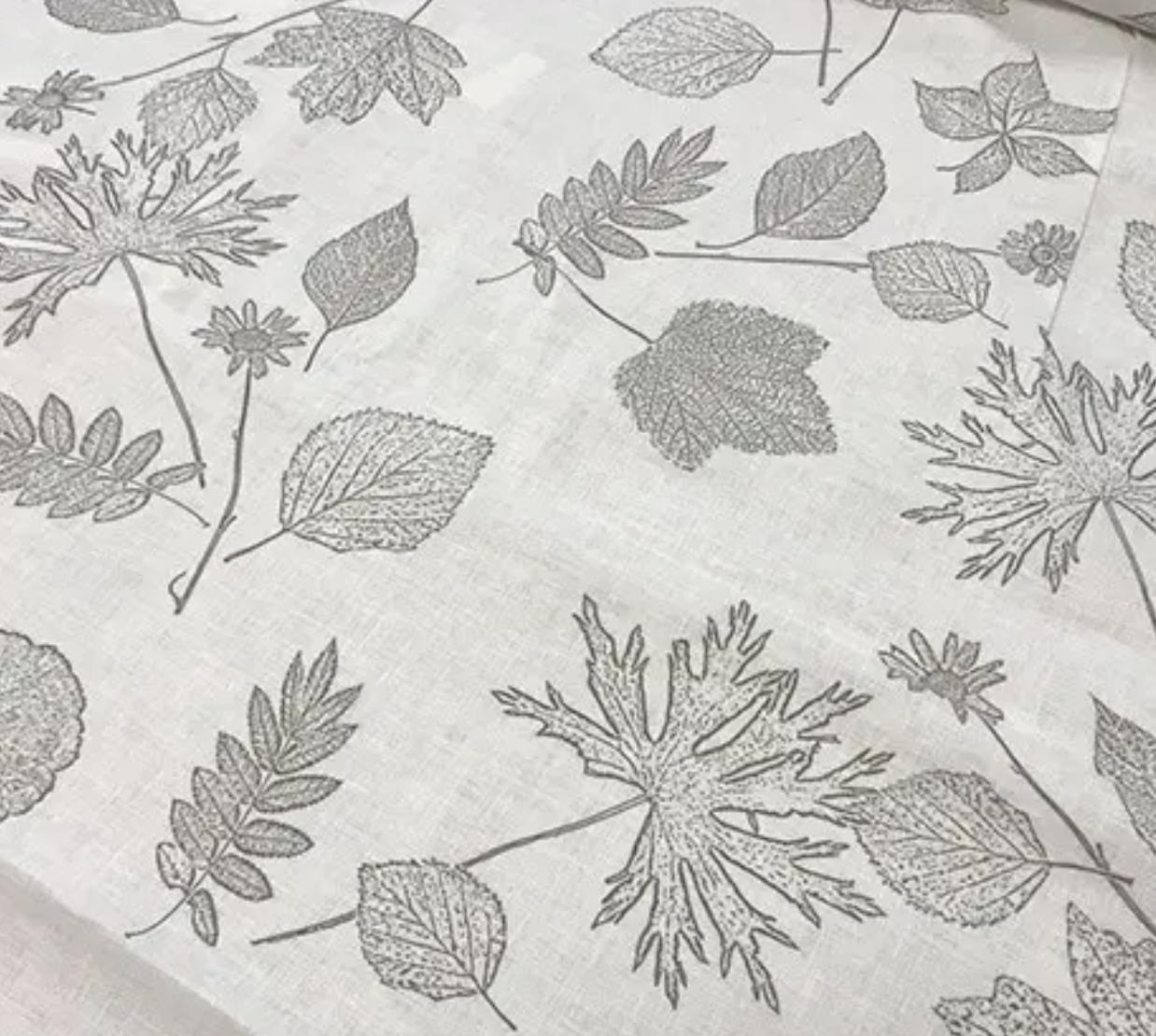 Ткань Linen Plus 100% лен с листьями 220 см 376/1 Молочный - фото 3 Ткань Linen Plus 100% лен с листьями 220 см 376/1 Молочный - фото 3