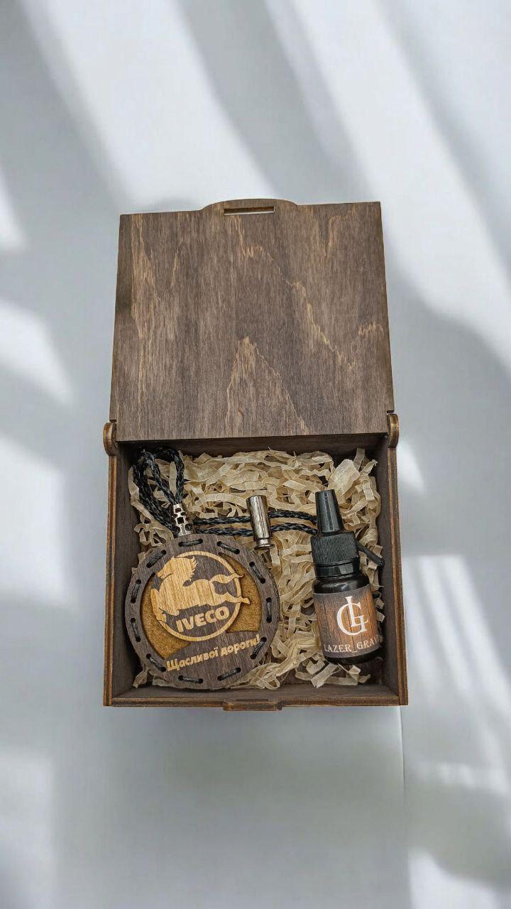 Ароматизатор для авто Iveco многоразовый из дерева/войлока и аромапарфюм 10 мл в подарочной коробке (115) - фото 9