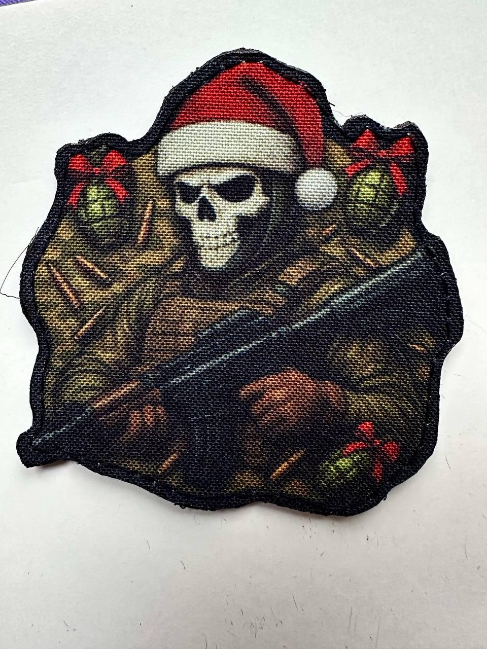 Шеврон Новогодний скелет в военной форме с оружием Merry Christmas фигурный на липучке (SKELET_MERRYXMAS)