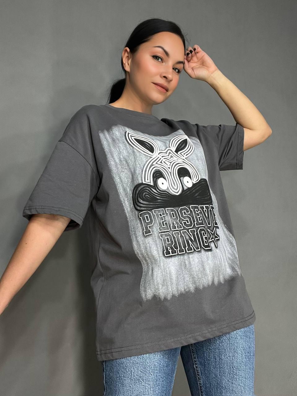 Футболка женская YIGOU 23 Кролик удлиненная OS Графитовый (1961)