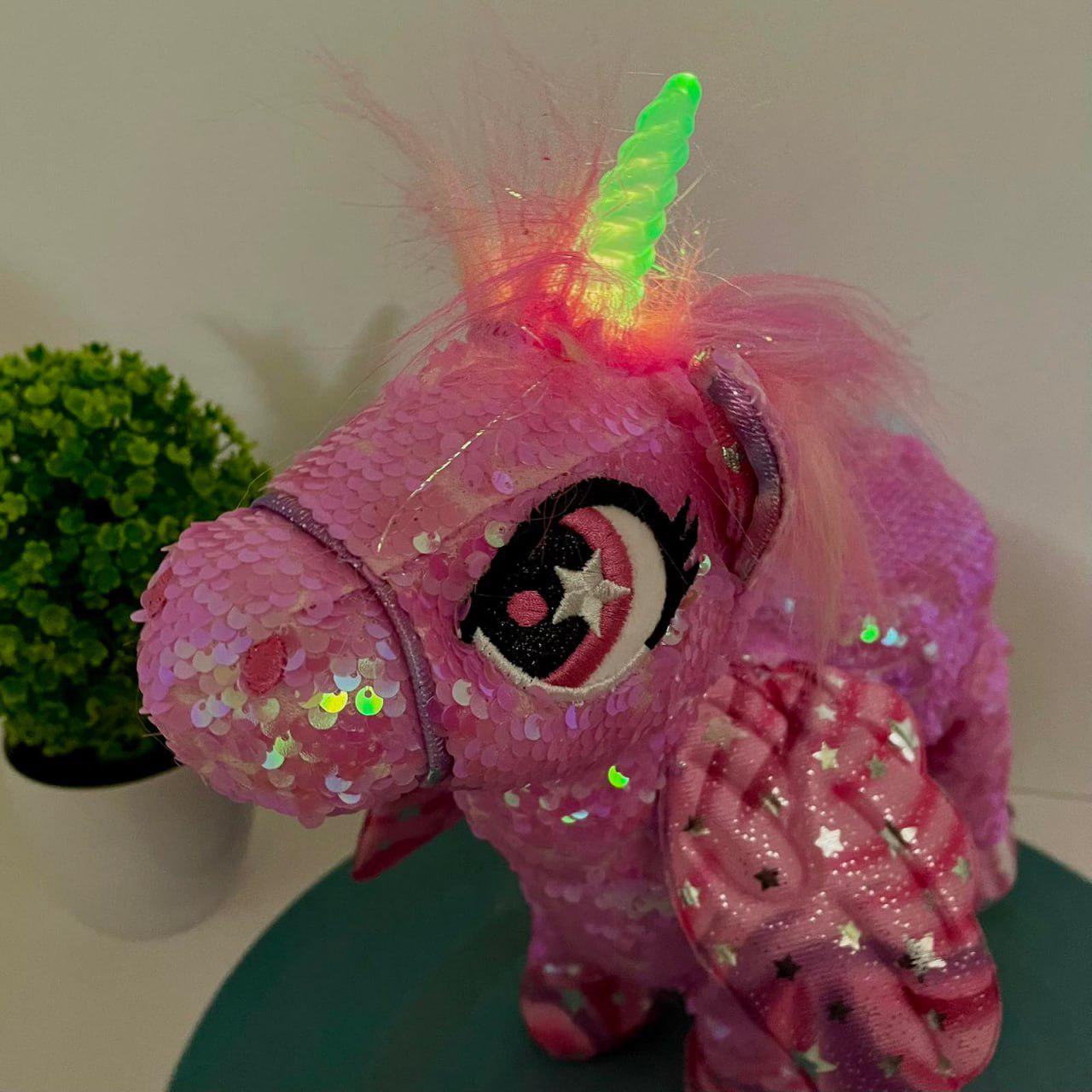 М'яка іграшка інтерактивна Казкова конячка-єдиноріг/повідець/звук/світло Рожевий (M 6202 I UA) - фото 8 М'яка іграшка інтерактивна Казкова конячка-єдиноріг/повідець/звук/світло Рожевий (M 6202 I UA) - фото 8