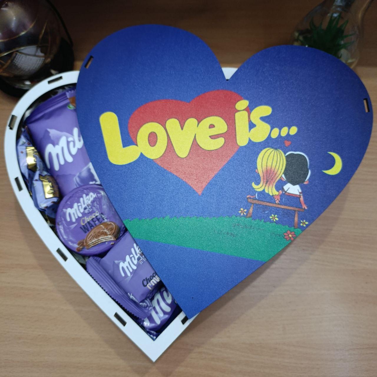 Подарочный бокс сердце с принтом Love is... (ar165)