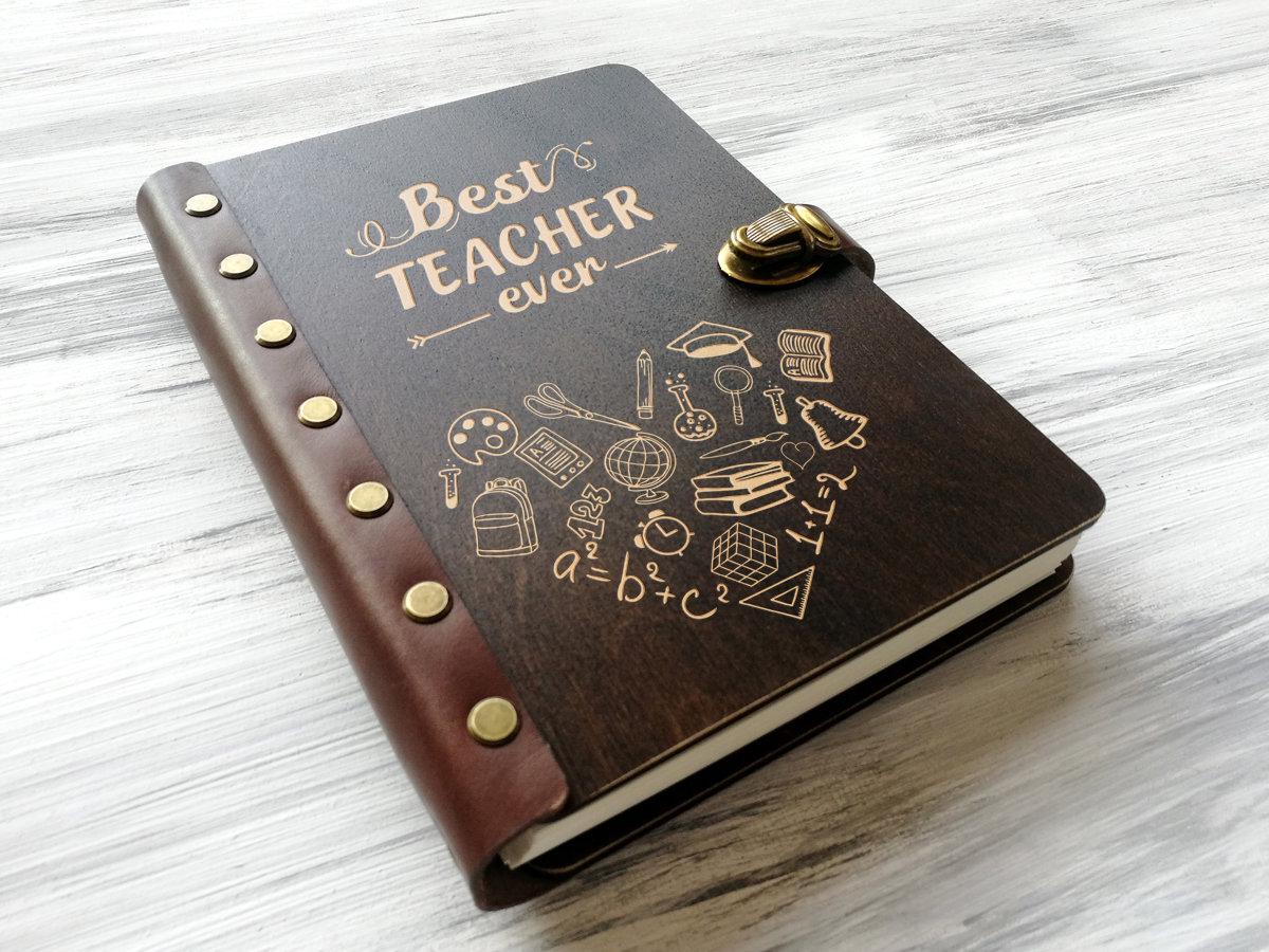 Блокнот для записів WoodPresentStudio «Best teacher» в обкладинці з дерева 100 аркушів чорні без лінівки Темне дерево - фото 2 Блокнот для записів WoodPresentStudio «Best teacher» в обкладинці з дерева 100 аркушів чорні без лінівки Темне дерево - фото 2