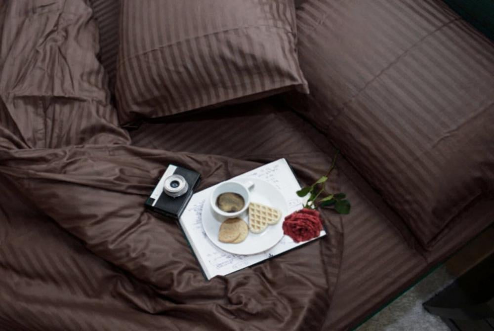 Комплект постельного белья на резинке Stripe LUX 1/1 см двуспальный/наволочки 50х70/70х70 см Chocolate (3997) - фото 1 Комплект постельного белья на резинке Stripe LUX 1/1 см двуспальный/наволочки 50х70/70х70 см Chocolate (3997) - фото 1