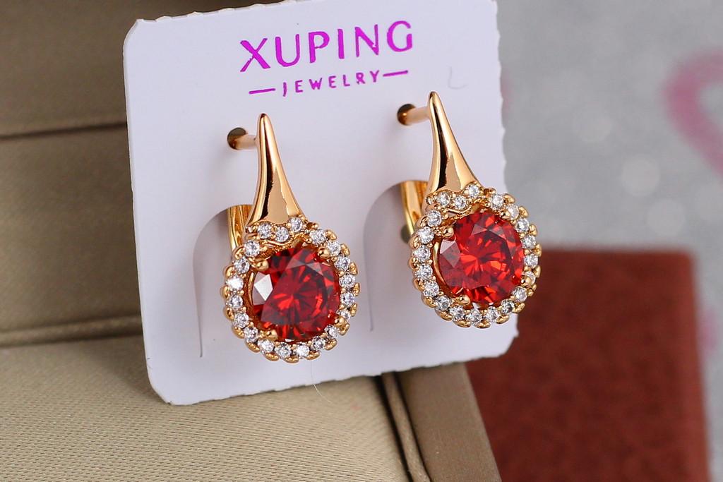 Серьги Xuping Jewelry красный камень в ободке из мелких фианитов 1,6 см Золотистый