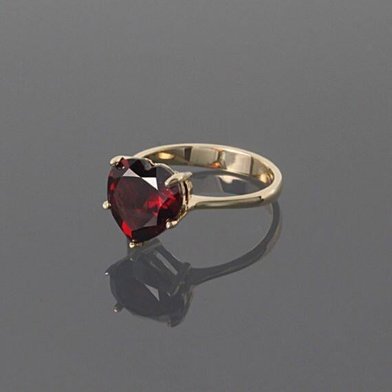 Кільце з жовтого золота з гранатом у формі серця (2248212415)